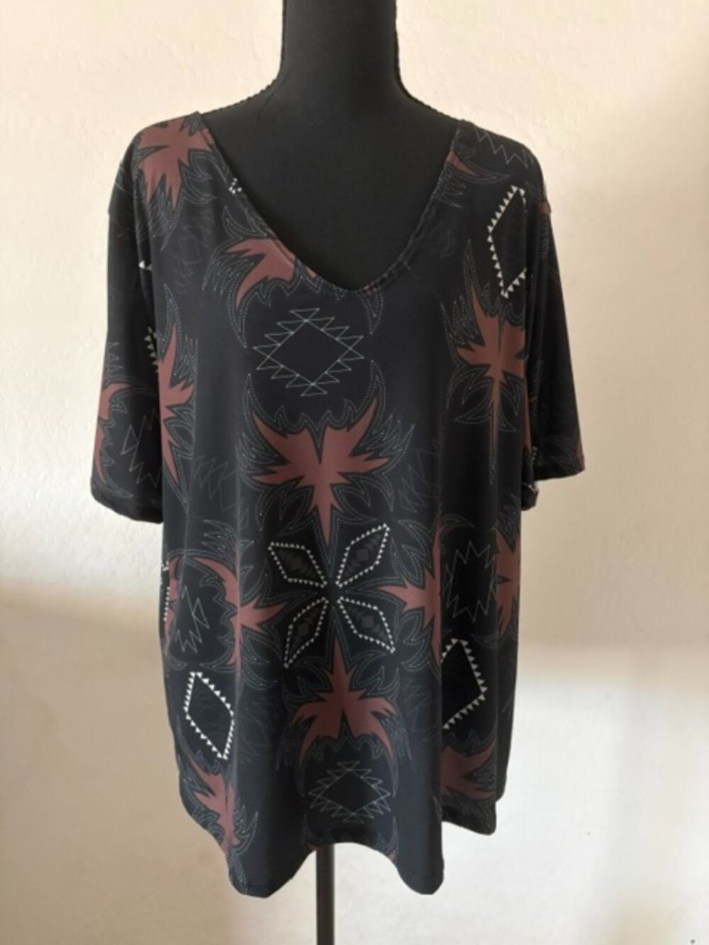 Lucky & Blessed 2X Aztec Print V-Neck Top NWT